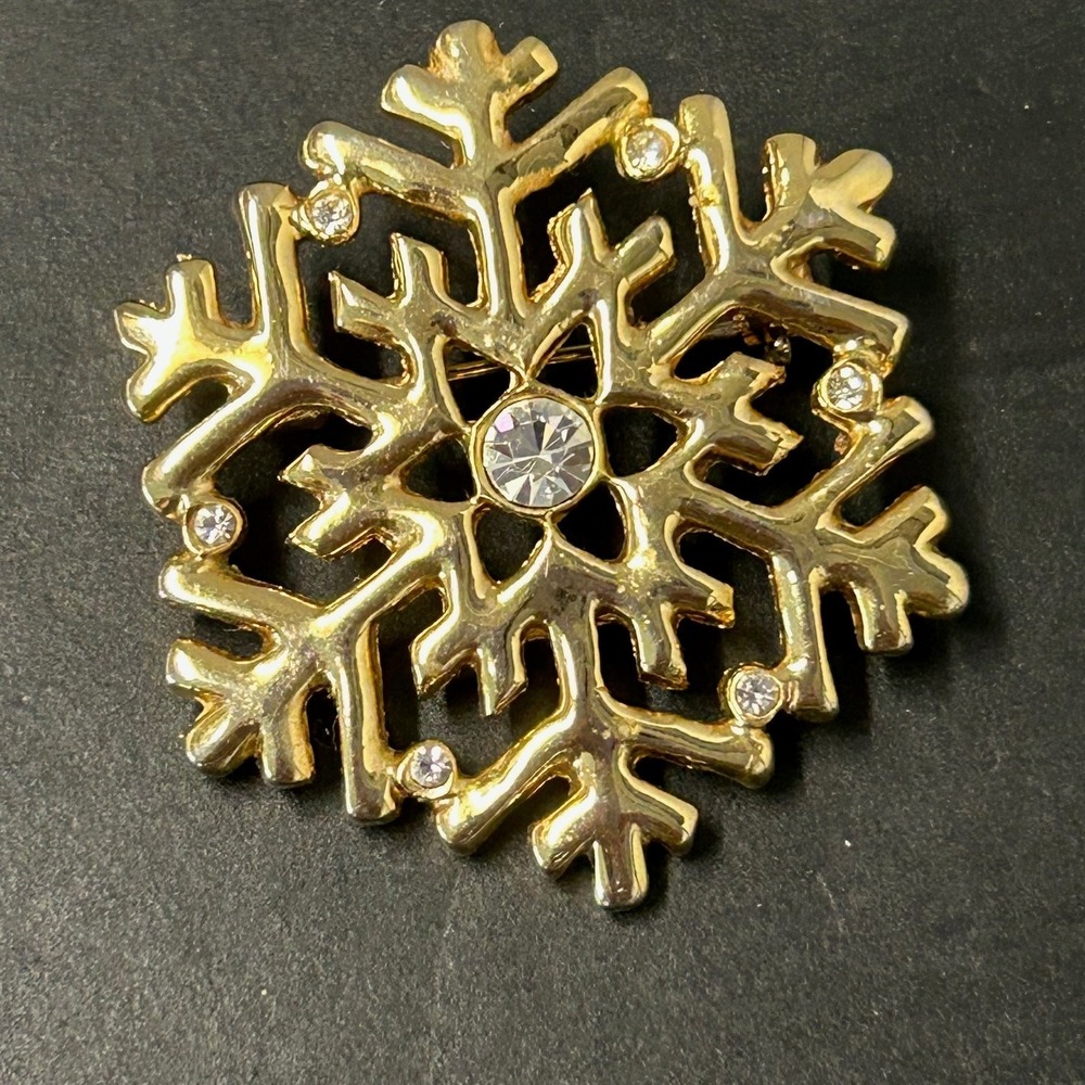 Vintage AAi‎ Gold Toned Snowflake Brooch with Clear Rhinestones